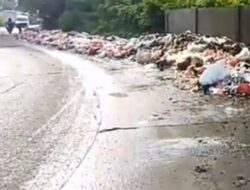 Viral : Sampah Menumpuk di Jalan Baru Pasar Sentiong Balaraja Sepanjang puluhan Meter, Menuai Beragam Komentar dari Warga Net