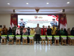 Polda Banten Bersama Mahasiswa Bagikan Sembako Dalam Rangka Peduli Masyarakat