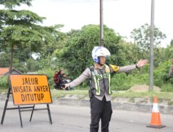 Polres Cilegon Terapkan Rekayasa One Way untuk Kelancaran Arus Wisata di Anyer
