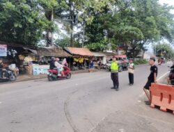 Personil Pos Pam 8 Berjaga Atur Lalu Lintas di Jalur Wisata