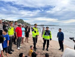 Kapolda Banten Sapa Pengunjung di Pantai Anyer