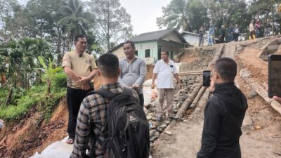 Kunjungan Bupati dan Wakil Bupati Terpilih Kab. Nias Selatan Meninjau Jalan Longsor di Kecamatan Hilimegai