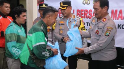 Kapolres Metro Tangerang Kota Gelar Jumat Peduli, Bagikan Sembako untuk Ojol di Mapolsek Tangerang