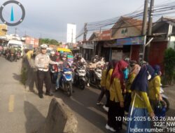 Personel Polsek Cikupa Laksanakan Pengaturan Lalu Lintas Pagi di Simpang Cikupa Mas