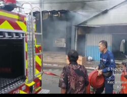 Damkar Kota Tangerang Berjibaku Memadamkan Si Jago Merah