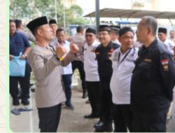 Jumat Peduli, Kapolres Metro Tangerang Kota Bagikan Sembako untuk Potmas
